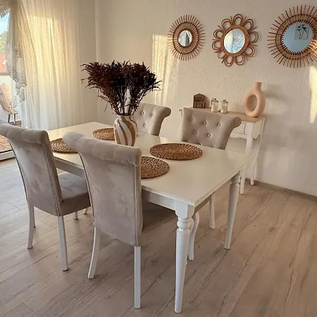 Stylish With Conservatory, Balcony Appartamento